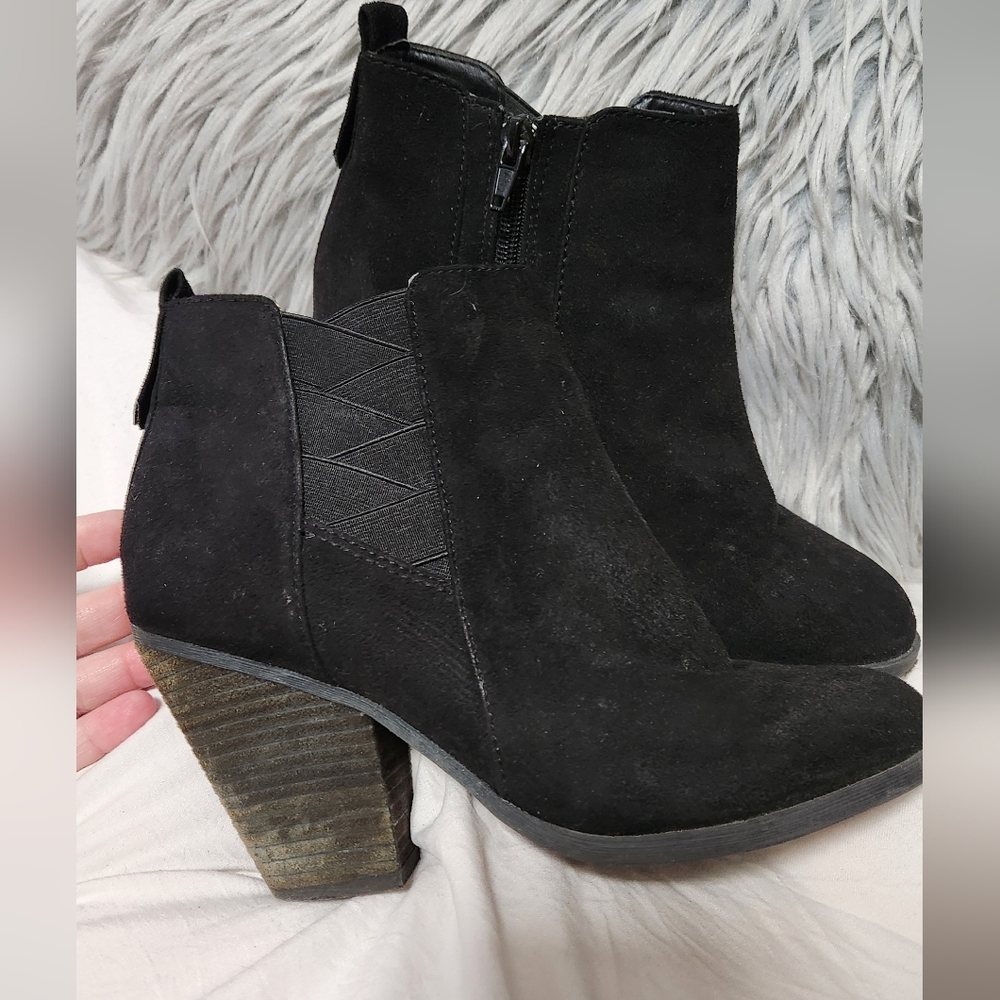 Mix No. 6/ Vincee Black Suede Booties